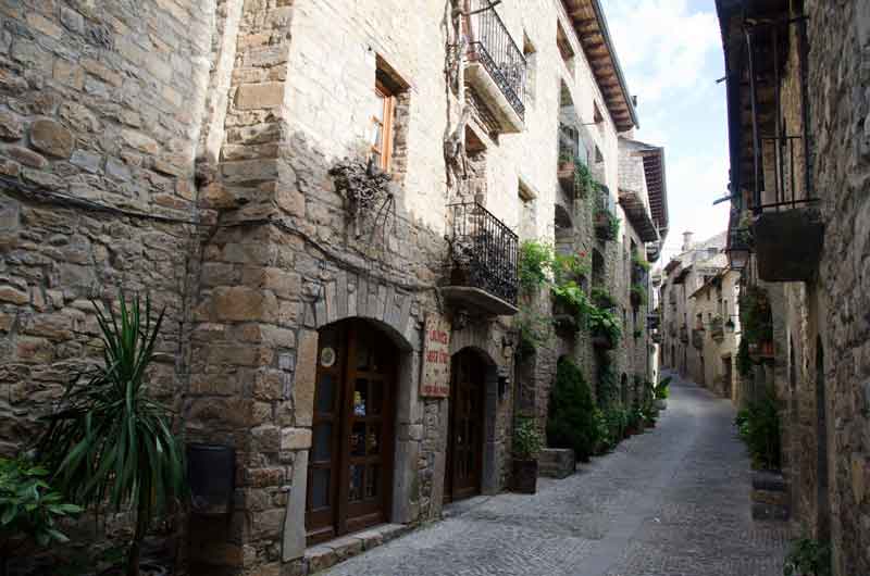 Huesca - Ainsa 29 - calle de Santa Cruz.jpg